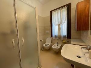 a bathroom with a shower and a toilet and a sink at MarcoPoloAirport4-Parking-Wifi-Netflix-PrimeVideo in Tessera