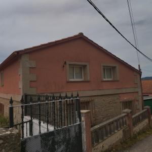 a house with a fence in front of it at Casa en Loira Marín in Marín