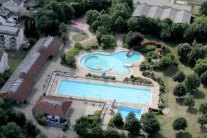 an aerial view of a swimming pool in a resort at TaunusTagungsHotel in Friedrichsdorf