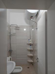 Un baño con ducha, inodoro y lavabo. en Villa 69 - Jonufer, en Vlorë 37 fotos más