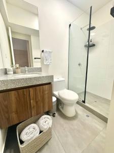 Bilik mandi di Modern 1BR on J Prado Board San Isidro
