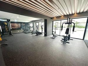 Pusat kecergasan dan/atau kemudahan kecergasan di Modern 1BR on J Prado Board San Isidro