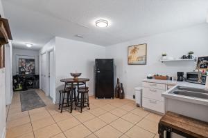 Nhà bếp/bếp nhỏ tại Beachside Cabana Walk to Beach Dog Friendly +88 ảnh