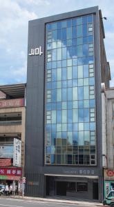 un edificio con un letrero en el costado. en Just Live Inn-Keelung, en Keelung