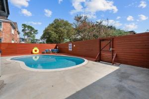 Πισίνα στο ή κοντά στο Stylish 2BR Saltwater Pool