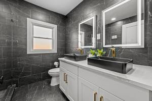 Ένα μπάνιο στο Stylish 2BR Saltwater Pool +10 φωτογραφίες