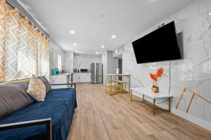 Μια τηλεόραση ή/και κέντρο ψυχαγωγίας στο Stylish 2BR Saltwater Pool