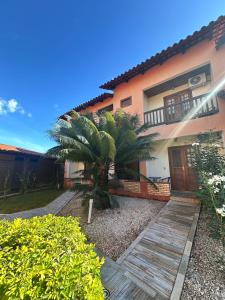 a palm tree in front of a house at Villa Zen Pirenópolis Conforto e Bem-Estar in Pirenópolis