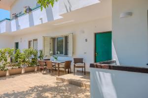 a patio with a table and chairs in a house at Casa Carmen in Stazione di Paestum