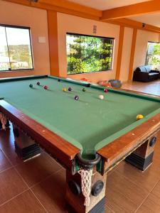 a pool table in a living room with afits at Villa Zen Pirenópolis Conforto e Bem-Estar in Pirenópolis