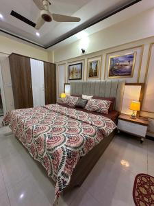 Giường trong phòng chung tại DHA Karachi Condo Apartment