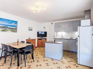 Una cocina con mesa y sillas y un refrigerador. en Holiday Home La Coti by Interhome, en Saint-Pierre-dʼOléron 21 fotos más