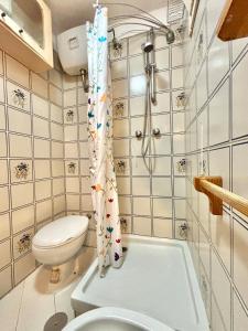 a small bathroom with a toilet and a tub at Casa Aaron - Monolocale con veranda sul mare in Stintino