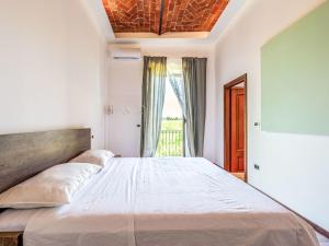 Grazzano BadoglioにあるApartment Il Borghetto-2 by Interhomeの大きなベッドと窓のある寝室