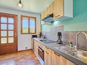 Η κουζίνα ή μικρή κουζίνα στο Holiday Home Le Launay by Interhome