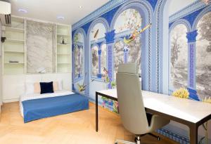 ein Zimmer mit Schreibtisch und ein Schlafzimmer in der Unterkunft Modern Luxury Poolhaus with Lift in Klong Toi + 27 Fotos