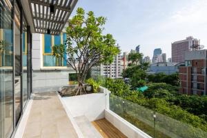 ein Balkon mit Blick auf die Stadt in der Unterkunft Modern Luxury Poolhaus with Lift in Klong Toi