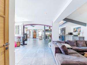 una sala de estar con un sofá y una mesa en Villa Le Grand Deau by Interhome, en Dolus-d'Oléron