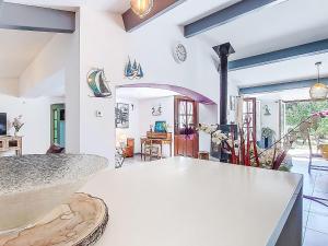 cocina con encimera blanca en una habitación en Villa Le Grand Deau by Interhome, en Dolus-d'Oléron 39 fotos más