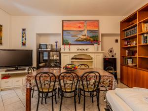 TV a/nebo společenská místnost v ubytování Holiday Home Alla Corte del Pescatore by Interhome