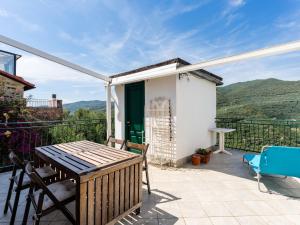 a patio with a table and chairs on a balcony at Holiday Home Ca'de Pauline by Interhome in Gazzelli