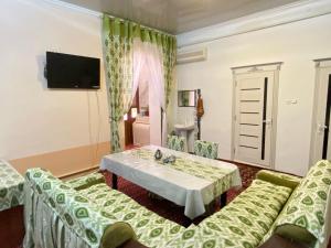 un soggiorno con due divani e un tavolo di BAHORONA Family Guest House a Khiva