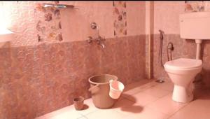 um banheiro com vaso sanitário, pia e chuveiro em Sousam Cottage em Kodaikānāl