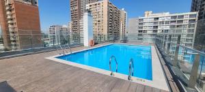 una piscina en la azotea de un edificio en Modernos departamentos, en Santiago