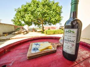 una botella de vino y queso en una mesa en Holiday Home Villa Meri by Interhome, en Benkovac