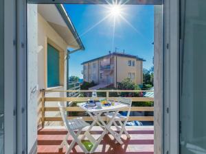 une table et des chaises sur le balcon d'une maison dans l'établissement Apartment Casa Emma by Interhome, à Cecina 27 autres photos
