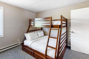 ブルー・マウンテンズにあるCachet Crossing 209の二段ベッド2組が備わるドア付きの客室です。