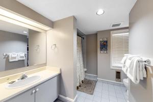 ブルー・マウンテンズにあるCachet Crossing 209の洗面台とトイレ付きのバスルーム