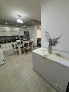 - une cuisine et un salon avec un vase sur un comptoir dans l'établissement Çuka Apartment, à Pogradec 7 autres photos