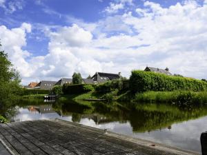 vista su un fiume con case sullo sfondo di Holiday Home Vosseberghuis Prestige & Outdoor Spa by Interhome a Vlagtwedde