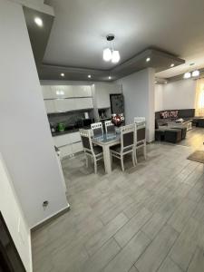 un grand salon avec une table et des chaises dans l'établissement Çuka Apartment, à Pogradec