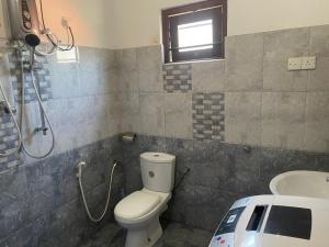 un baño con inodoro y lavabo en Three Brothers Villa, en Mirissa