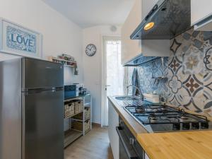 Il comprend une cuisine équipée d'un réfrigérateur en acier inoxydable et d'une cuisinière. dans l'établissement Apartment Casa Rico by Interhome, à Cecina