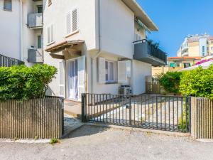 un bâtiment avec une porte devant lui dans l'établissement Apartment Casa Rico by Interhome, à Cecina