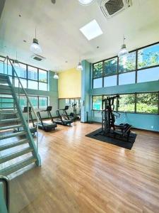 un gimnasio con cintas de correr y escaleras en un edificio en Apartamento com Estrutura de Hotel na Barra, en Río de Janeiro