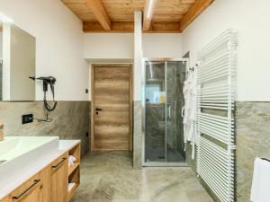 Koupelna v ubytování Apartment Larice Bilocale by Interhome