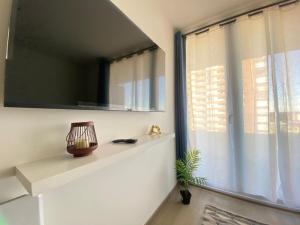a room with a window and a shelf with a lamp at Apart Total Centro Belmonte in Temuco