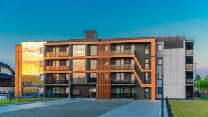 ZaczernieMarand Loft的有很多窗户的大楼