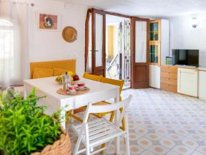 TV a/nebo společenská místnost v ubytování Apartment La tavernetta di Tata by Interhome + 15 fotografií