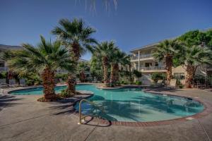 Πισίνα στο ή κοντά στο 510 | Mountain-View Condo at Las Palmas Resort