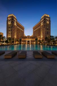 Бассейн в The St. Regis Doha или поблизости