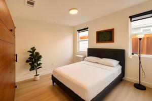 Postel nebo postele na pokoji v ubytování Situated in the heart of Costa Mesa near 17th Street