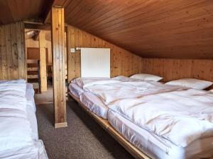 Ένα ή περισσότερα κρεβάτια σε δωμάτιο στο Chalet Chalet L'Etape by Interhome
