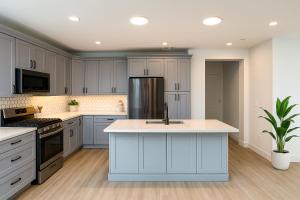 Kuchyň nebo kuchyňský kout v ubytování Situated in the heart of Costa Mesa near 17th Street