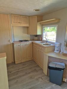 Kuchyň nebo kuchyňský kout v ubytování Le mobile home est dans le pré