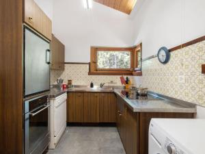 Kuchyň nebo kuchyňský kout v ubytování Apartment Larice by Interhome